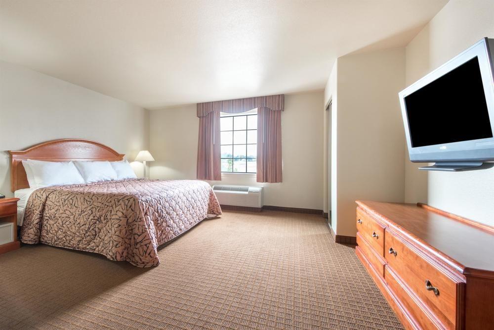 Days Inn & Suites By Wyndham Wichita Falls Exterior photo